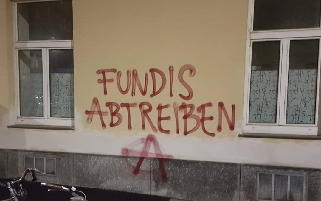 Farb-Anschläge nach Kundgebung für Gleichberechtigung
