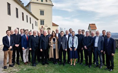Vertreter aus Kirche, Politik und Zivilgesellschaft bei der Bischofskonferenz in Pischelsdorf